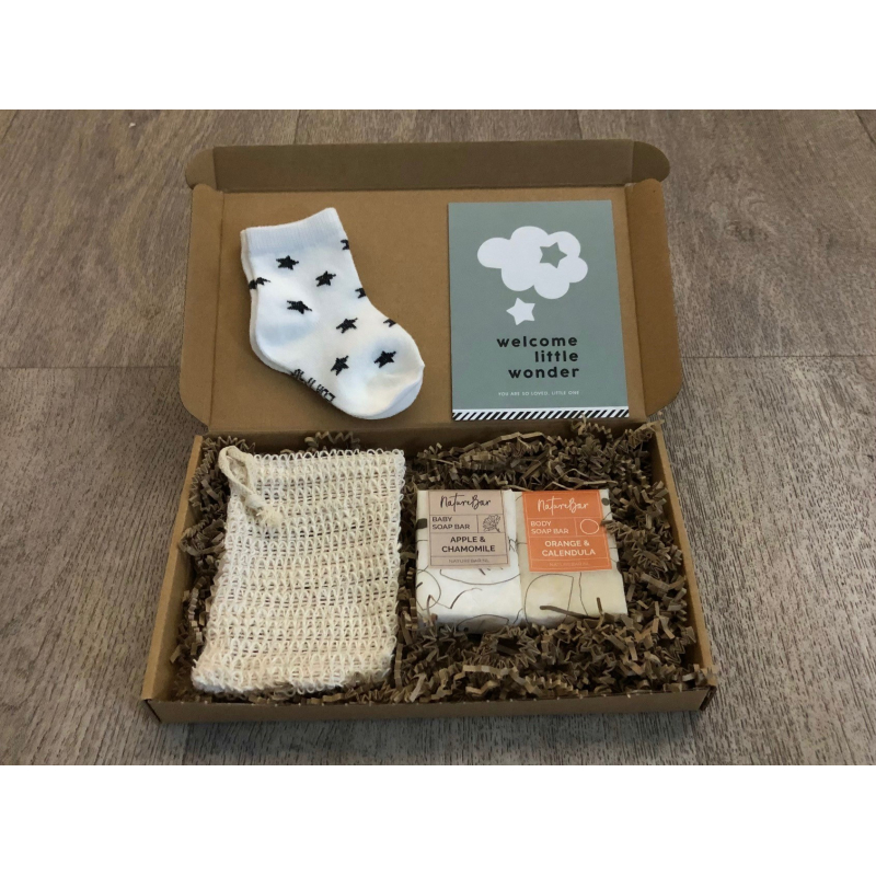 Brievenbuspakketje baby blauw met sokjes en zeep voor baby en ouders.